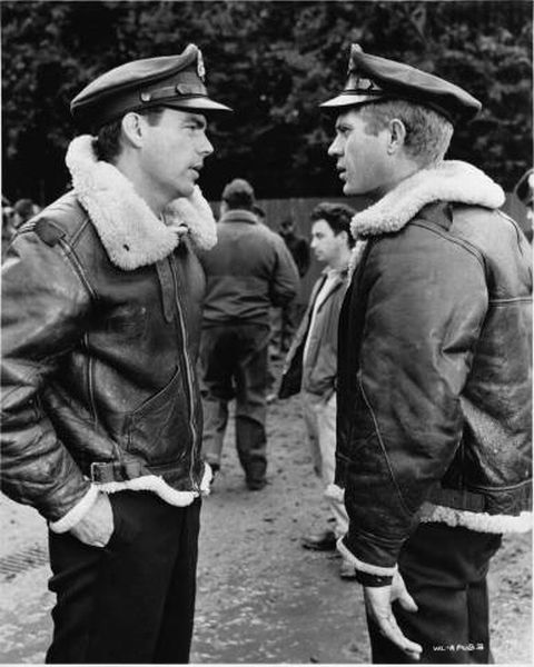Robert Wagner and Steve McQueen talking on the set.